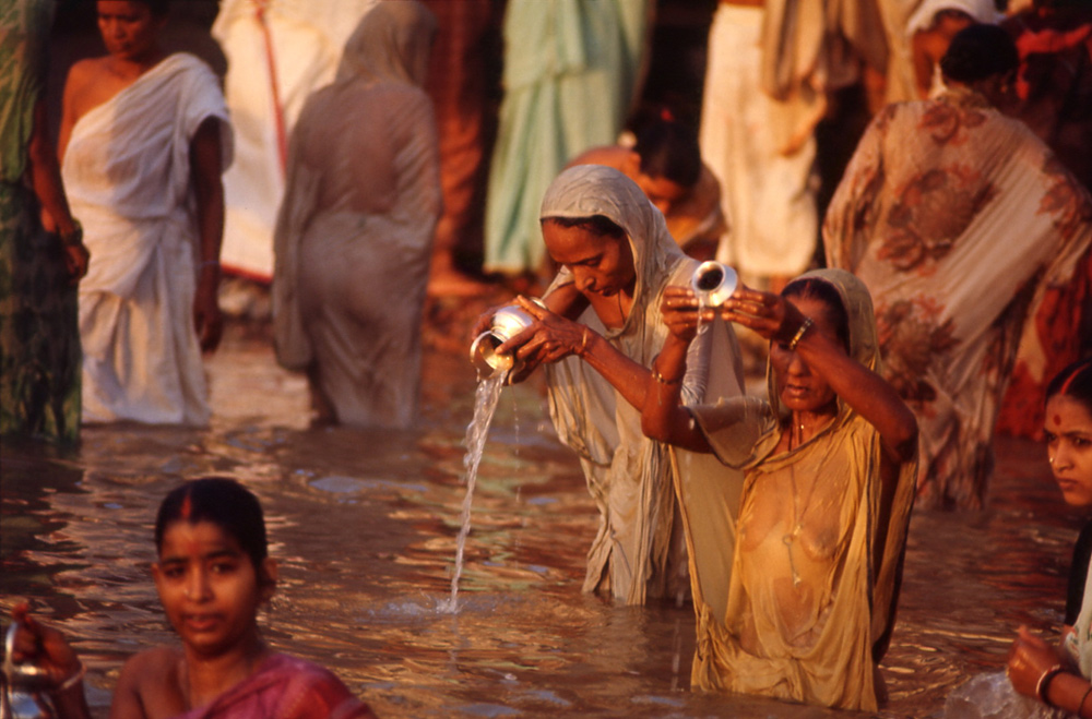 Gestures for Millennia. Varanasi, India 1971 - © Carlo Sacco