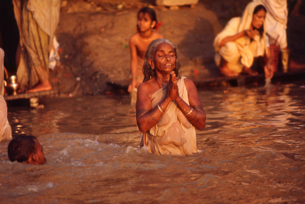 The salvation. Varanasi, India 1971 - © Carlo Sacco