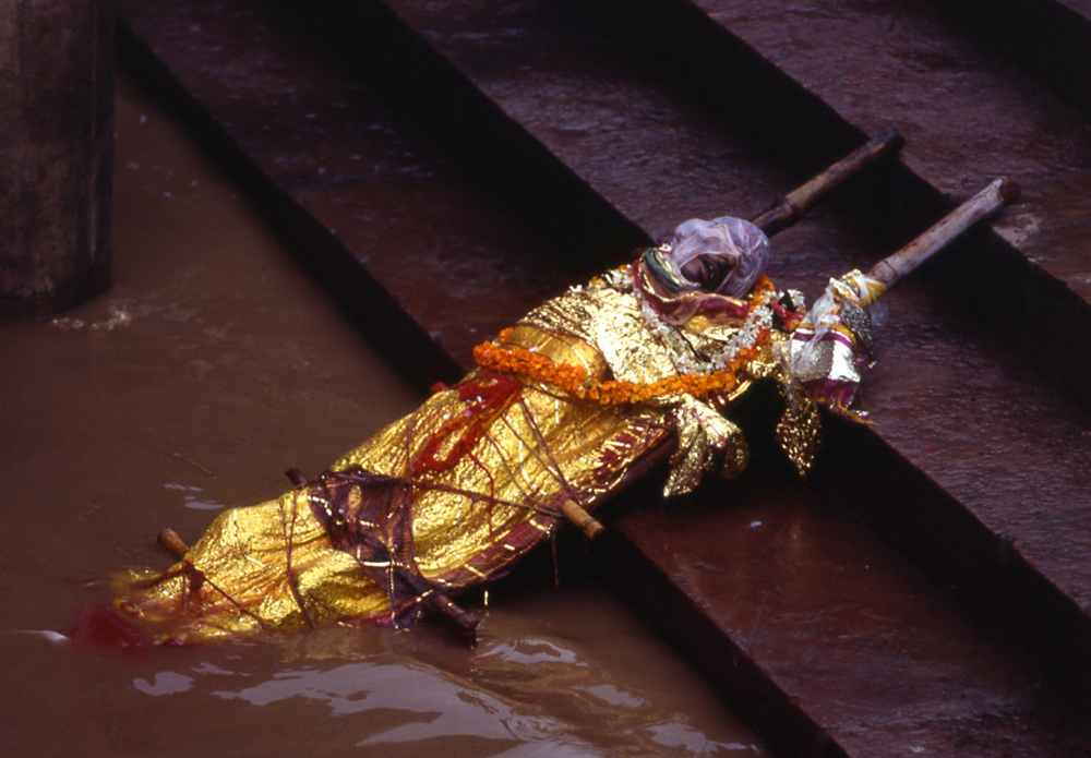 A body before cremation. Varanasi, India 1991 - © Carlo Sacco