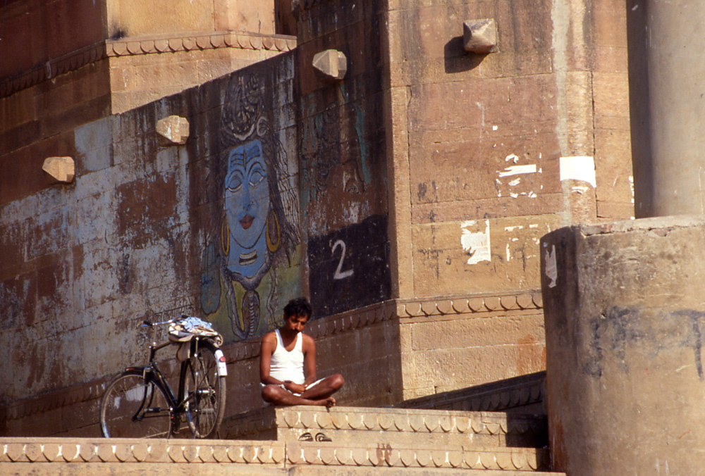 A break to be inspired. Varanasi, India 1991 - © Carlo Sacco