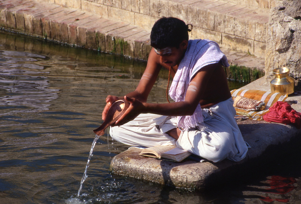 Acts of faith. Varanasi, India 1991 - © Carlo Sacco
