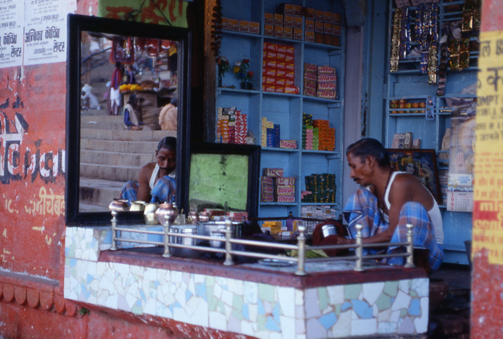 Chae shop on the ghats. Varanasi, India 1991 - © Carlo Sacco