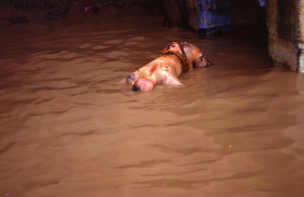 Dead body on stream. Varanasi, India 1991 - © Carlo Sacco