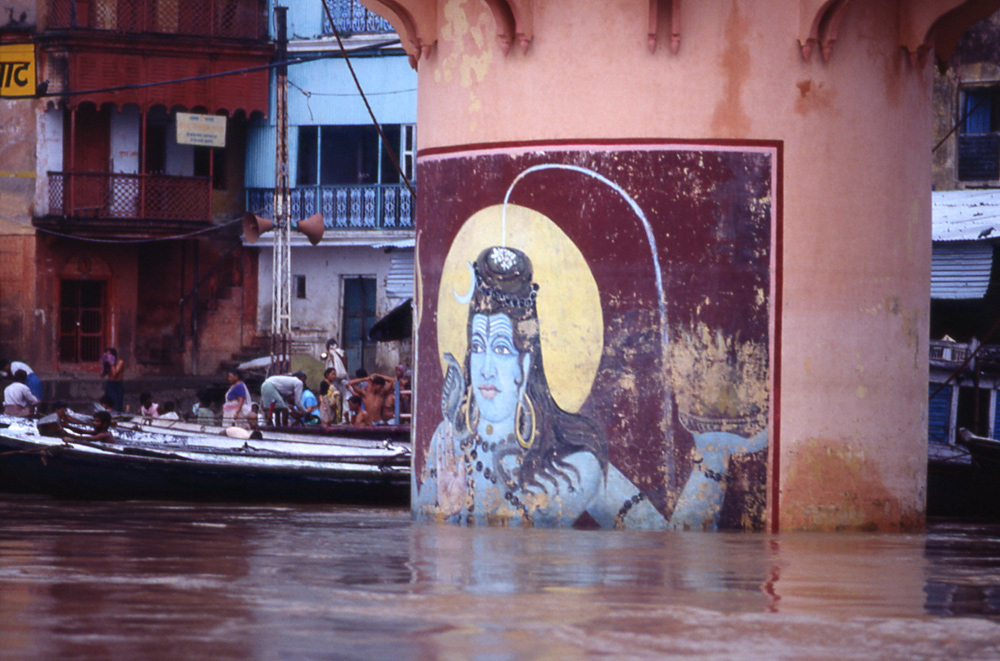 Flooded Shiva. Varanasi, India 1991 - © Carlo Sacco