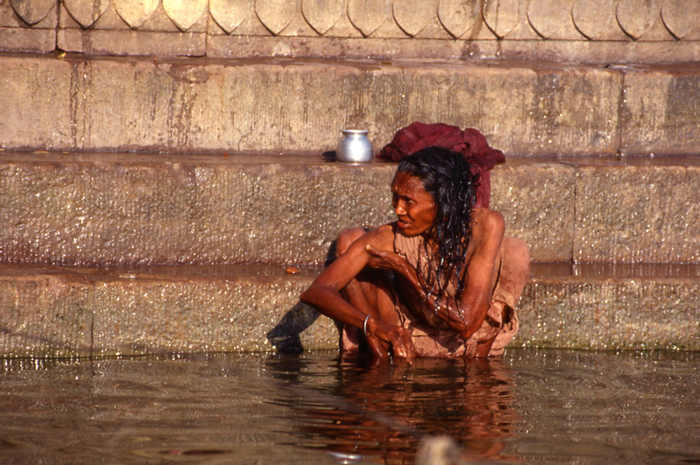 Old woman bathing. Varanasi, India 1991 - © Carlo Sacco