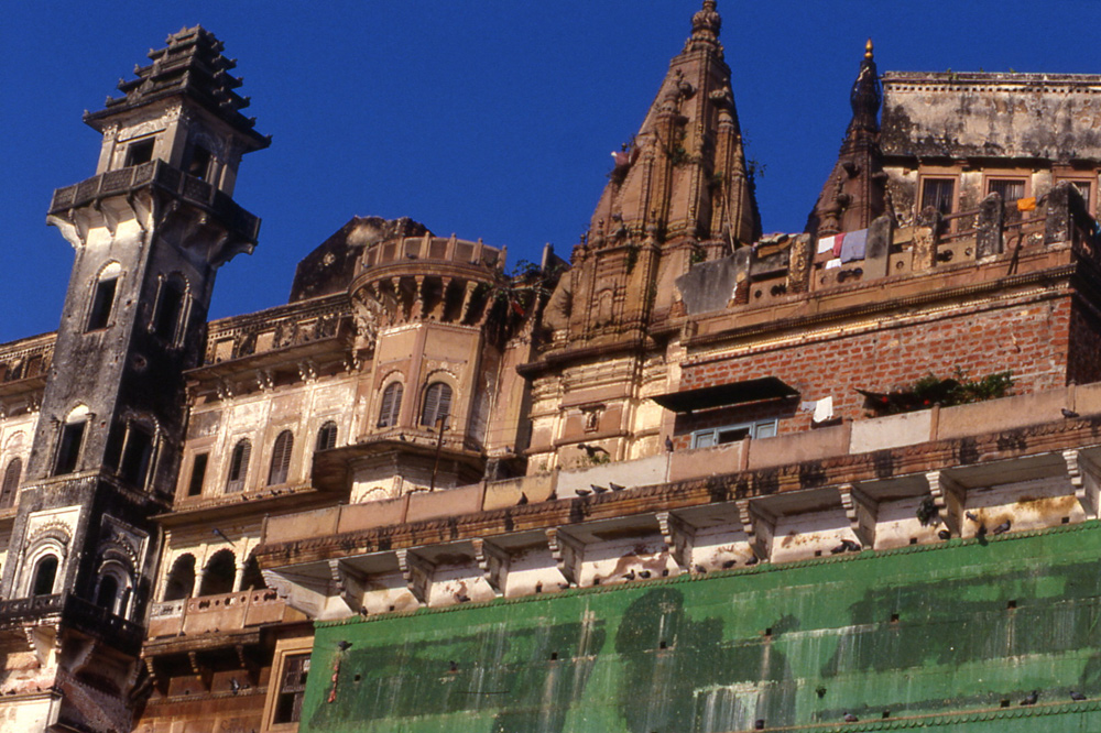 Palaces and temples along the ghats. Varanasi, India 1991 - © Carlo Sacco