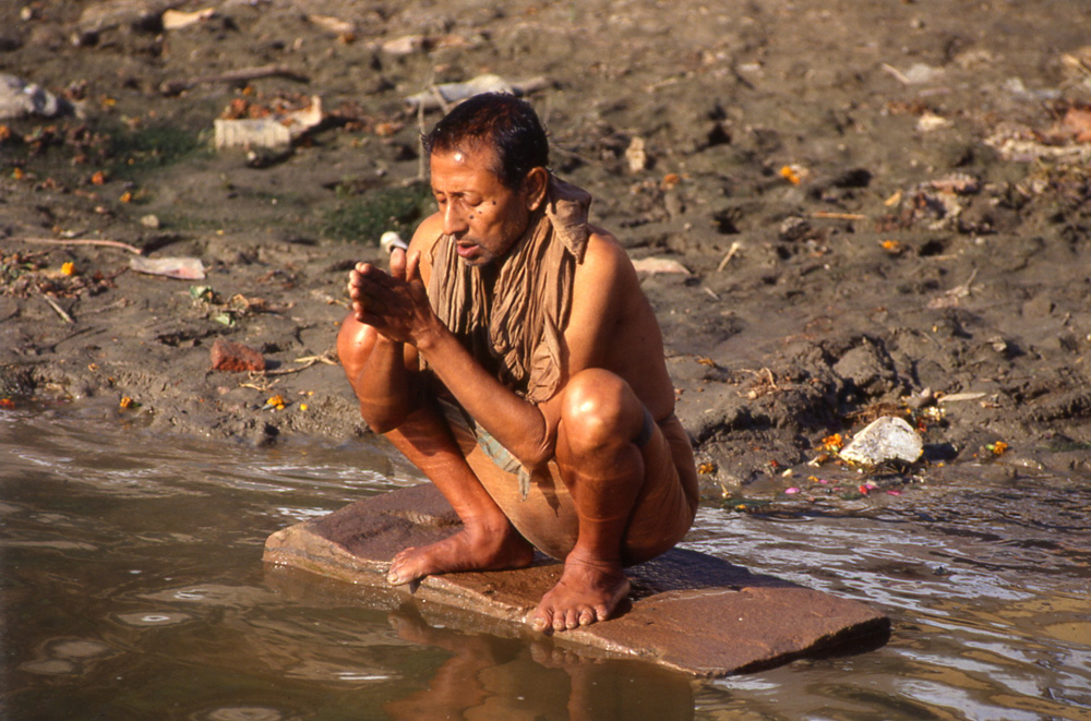 Praying near the water. Varanasi, India 1991 - © Carlo Sacco