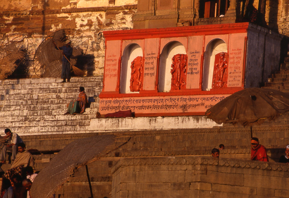 Yellow light near Manikarnika Ghat. Varanasi, India 1991 - © Carlo Sacco