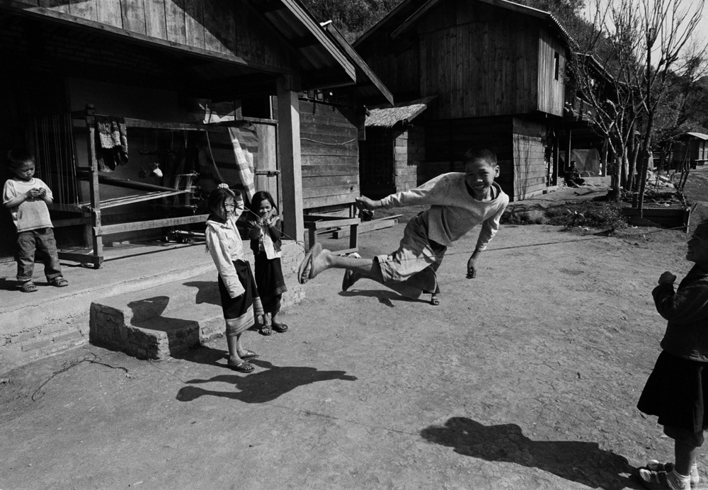 Children playing. Vang Vieng, Laos - © Carlo Sacco
