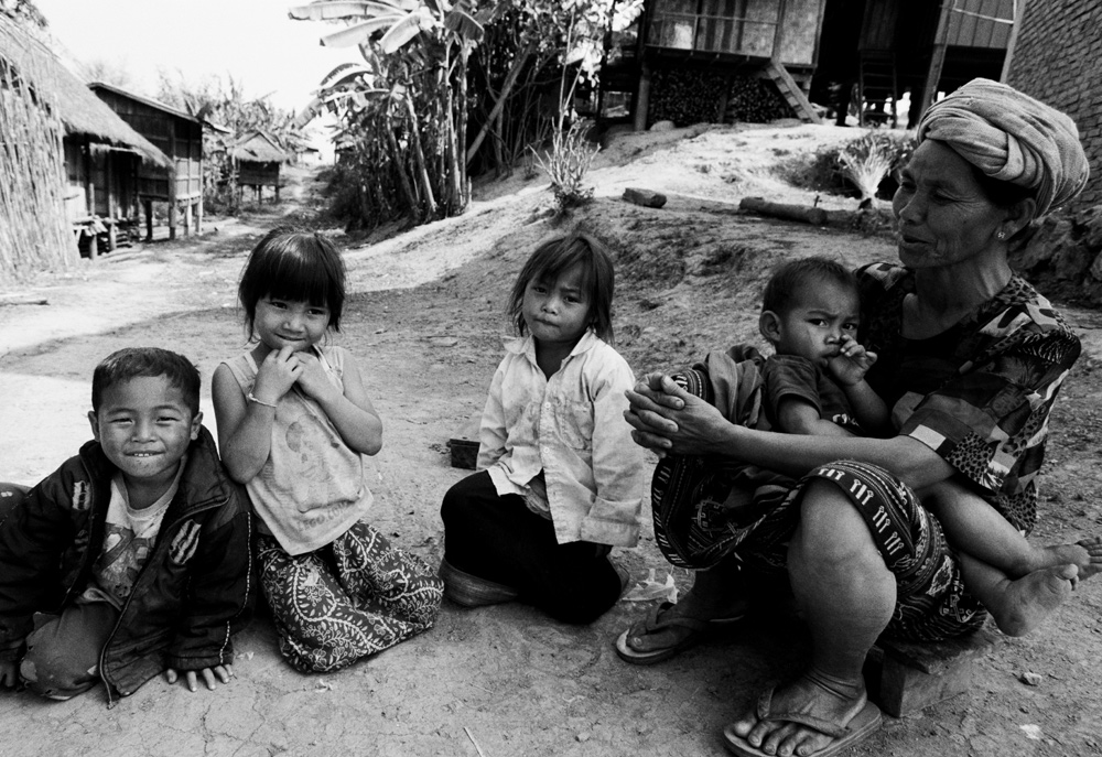 Family near Houaphan mountains, Laos - © Carlo Sacco