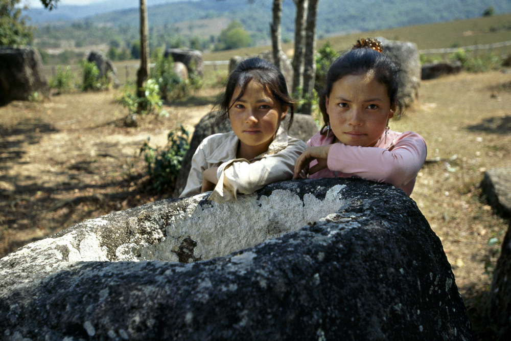 Cousins Yee Yang and Mei Yang. Plain of Jars, Laos 2008 - © Carlo Sacco