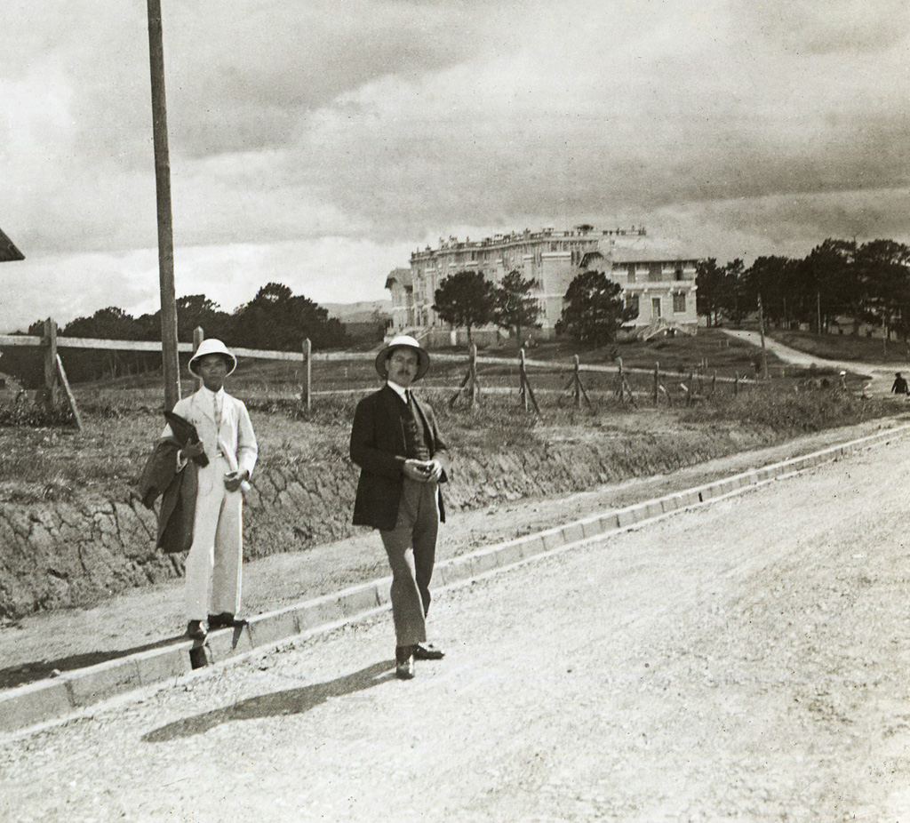 French administrative with his servant. Annam, place unknown. 1920 ca