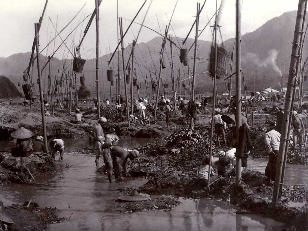 Emeralds miners. Burma. Salted albumen. 1890 ca.