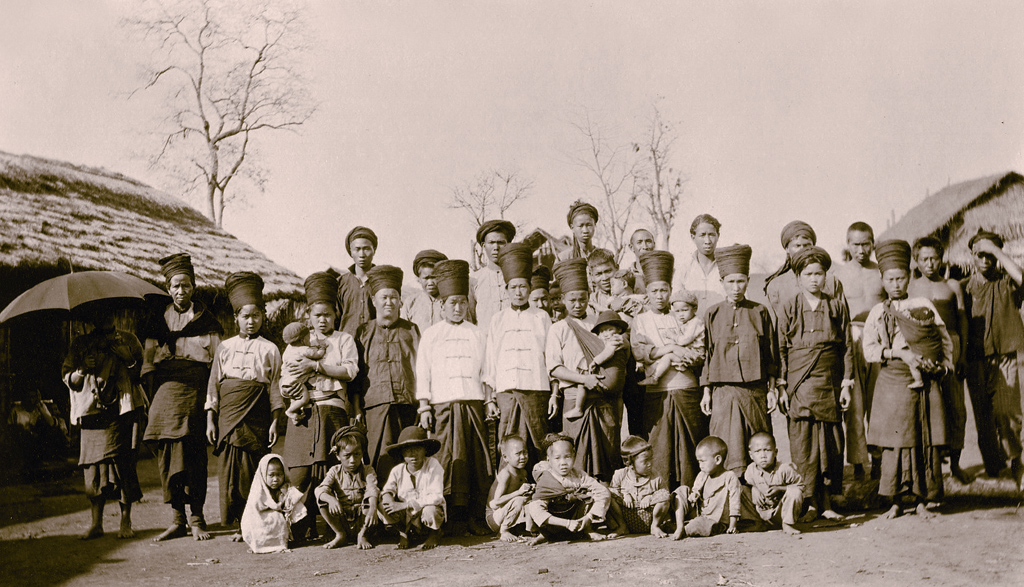 Shan Tajok. People at Mingun. Burma 1920 ca