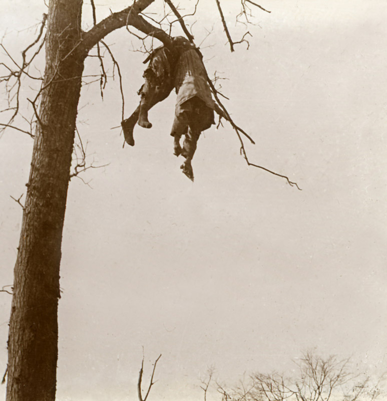 Dead soldier on a tree. Avocourt, 1915 - © Carlo Sacco