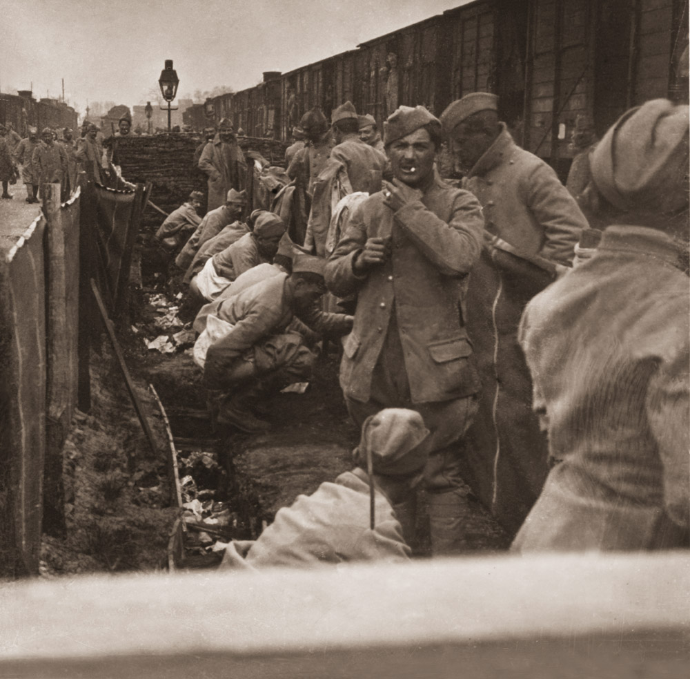 Crowd at open air military wc - © Carlo Sacco
