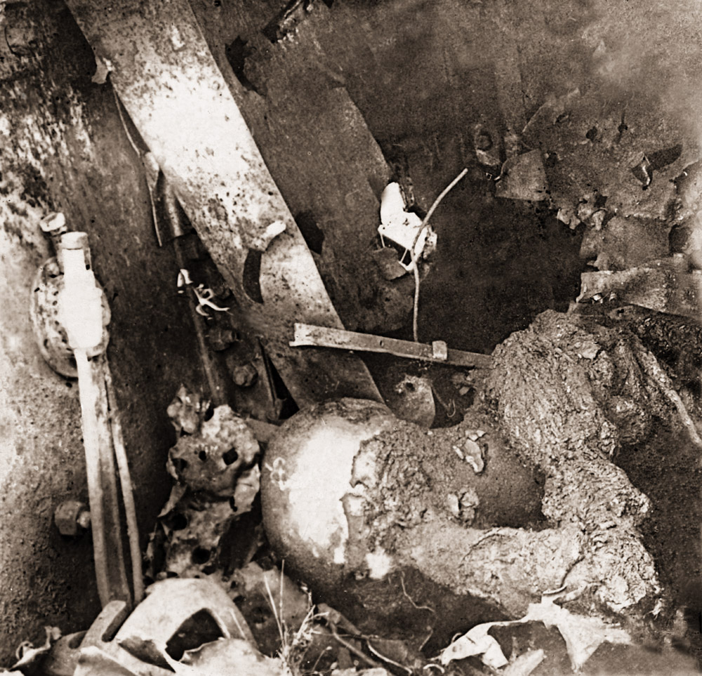 Dead body inside his tank. Grand Rozoy (Aisne) 1915 - © Carlo Sacco