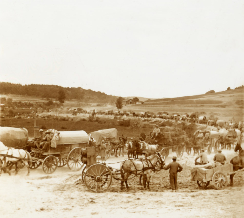 Filling chariots following the army, 1915 - © Carlo Sacco