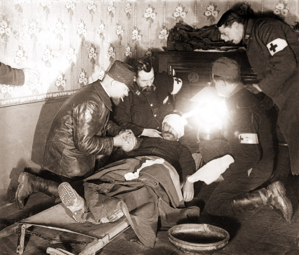 First aid to a shooted soldier, 1918 - © Carlo Sacco