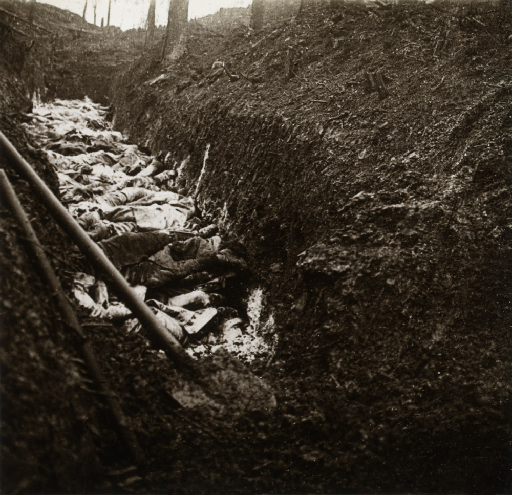 Mass graves. Eparges, 1915 - © Carlo Sacco