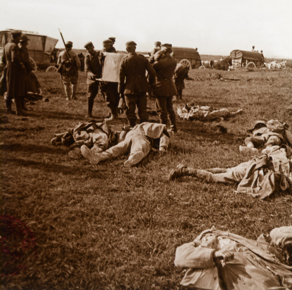 Captured soldiers buring dead bodies. Somme, 1918 - © Carlo Sacco