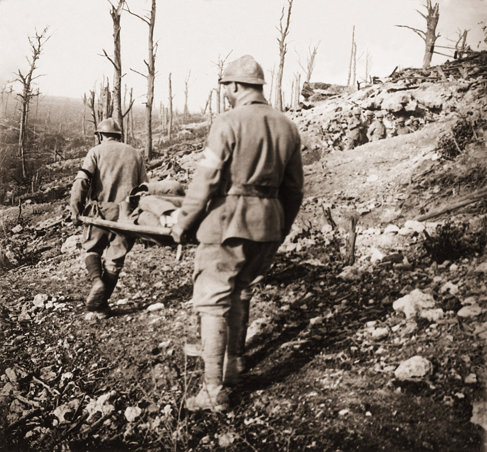 Transport of a wounded soldier. Chemin des Dames - © Carlo Sacco