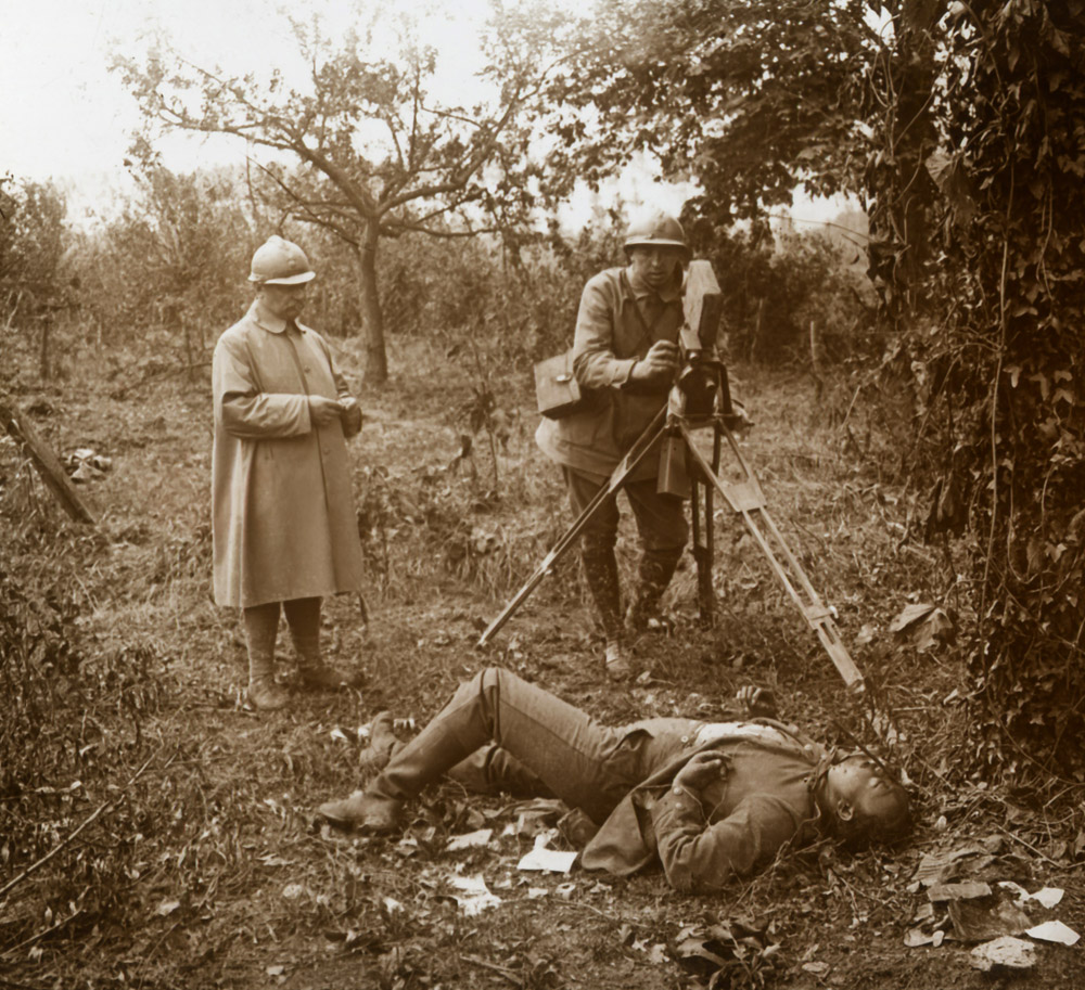 War in the Somme. Journalist filming one dead body, 1916 - © Carlo Sacco