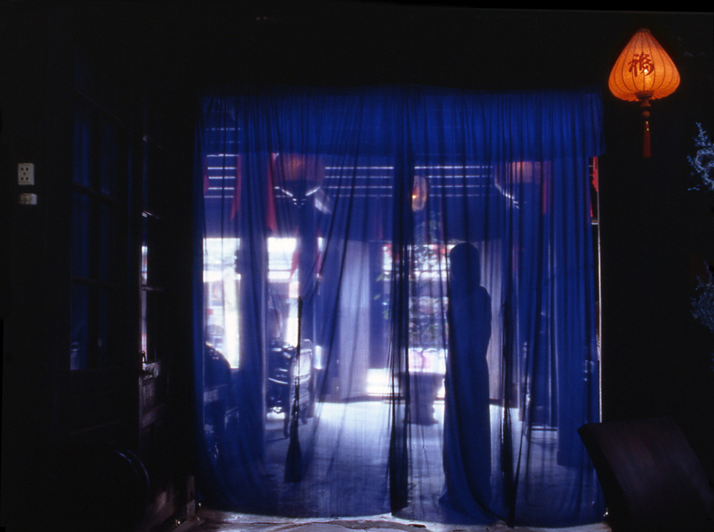 Special atmosphere inside old house of Pung Hung. Hoi An, Vietnam 2000 - © Carlo Sacco