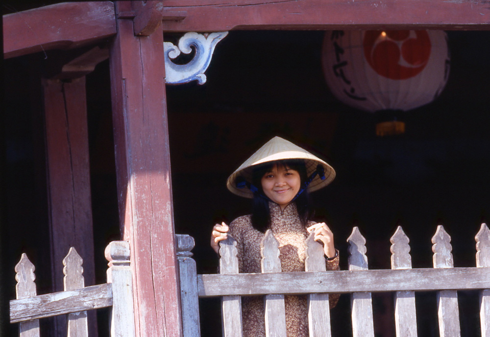 Early morning encounters under japanese bridge. Hoi An, Vietnam 2000 - © Carlo Sacco