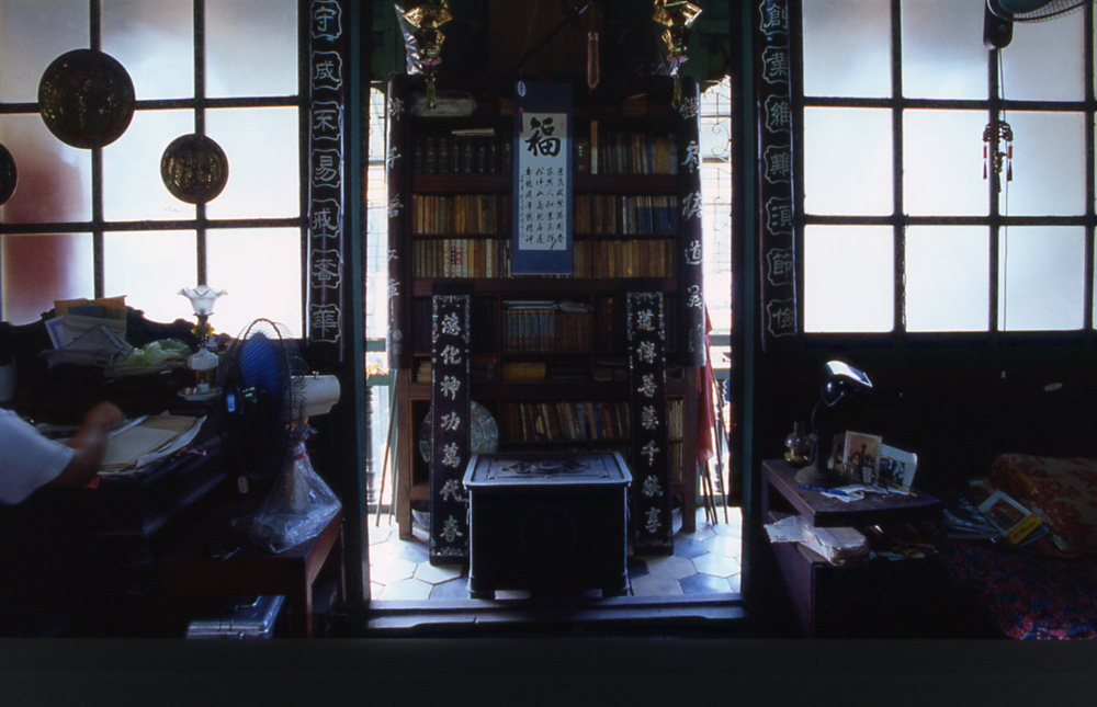The biblioteque room inside Diep Gia Tung house. Hoi An, Vietnam 2000 - © Carlo Sacco