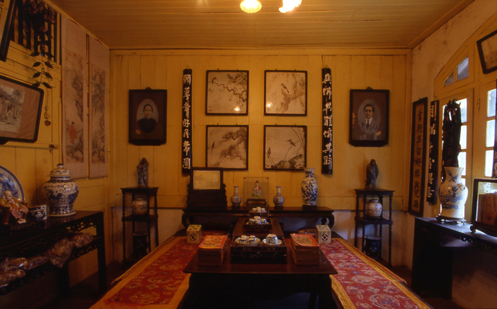 Ancestors room inside Diep Gia Tung house. Hoi An, Vietnam 2000 - © Carlo Sacco