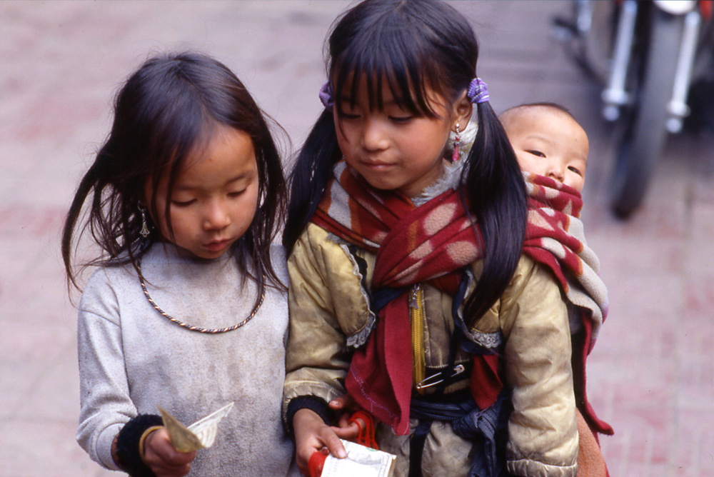 Hmong children. Sapa, Vietnam 2008 - © Carlo Sacco