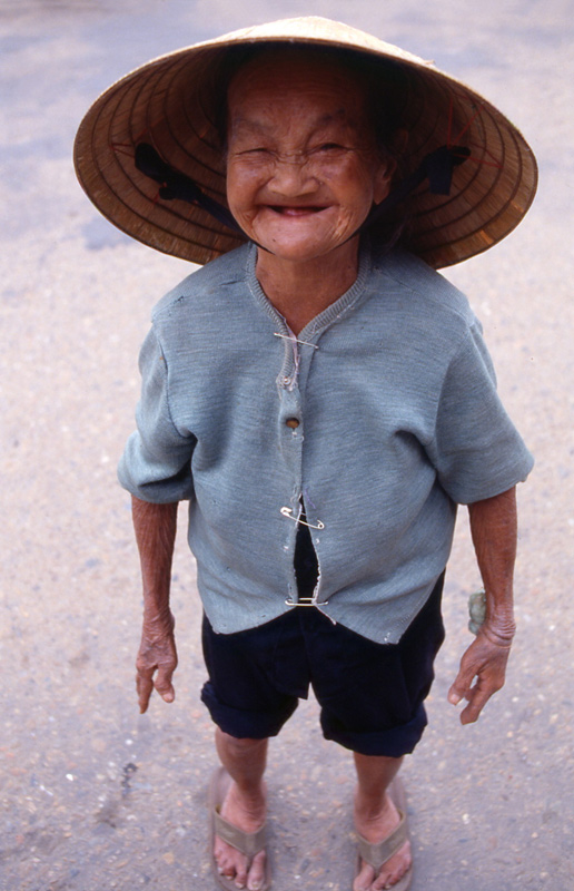 Old woman. Hoi An, Vietnam 2000 - © Carlo Sacco