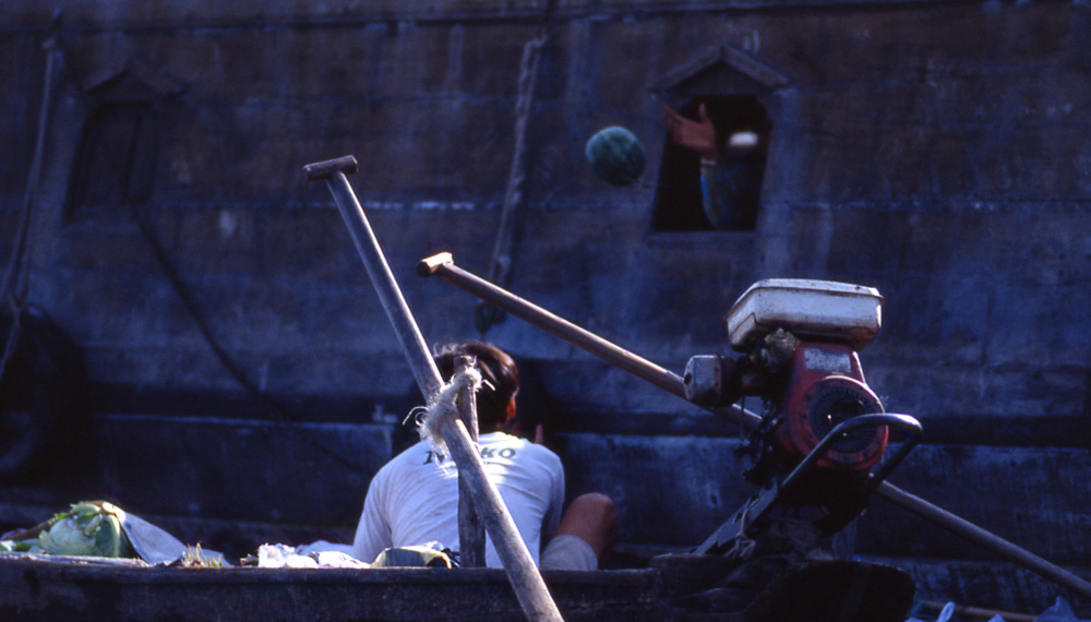 Transferring water mellons. Can Tho, Mekong Delta, Vietnam 2008 - © Carlo Sacco