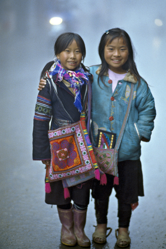 Two friends on foggy evening. Sapa, Vietnam 2008 - © Carlo Sacco