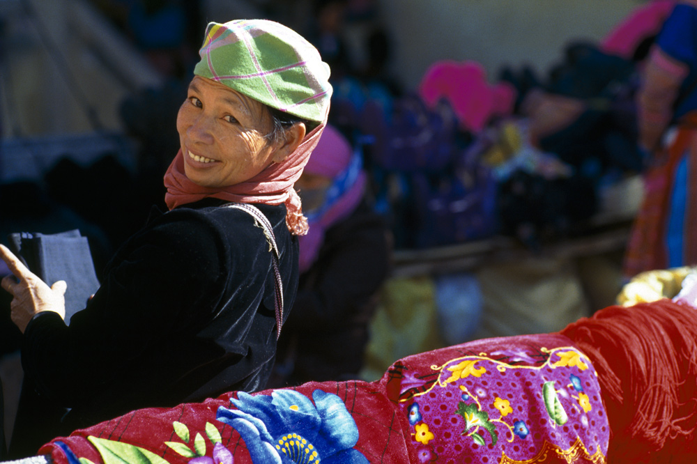 Vietnamese woman inside Sapa market. Vietnam 2008 - © Carlo Sacco