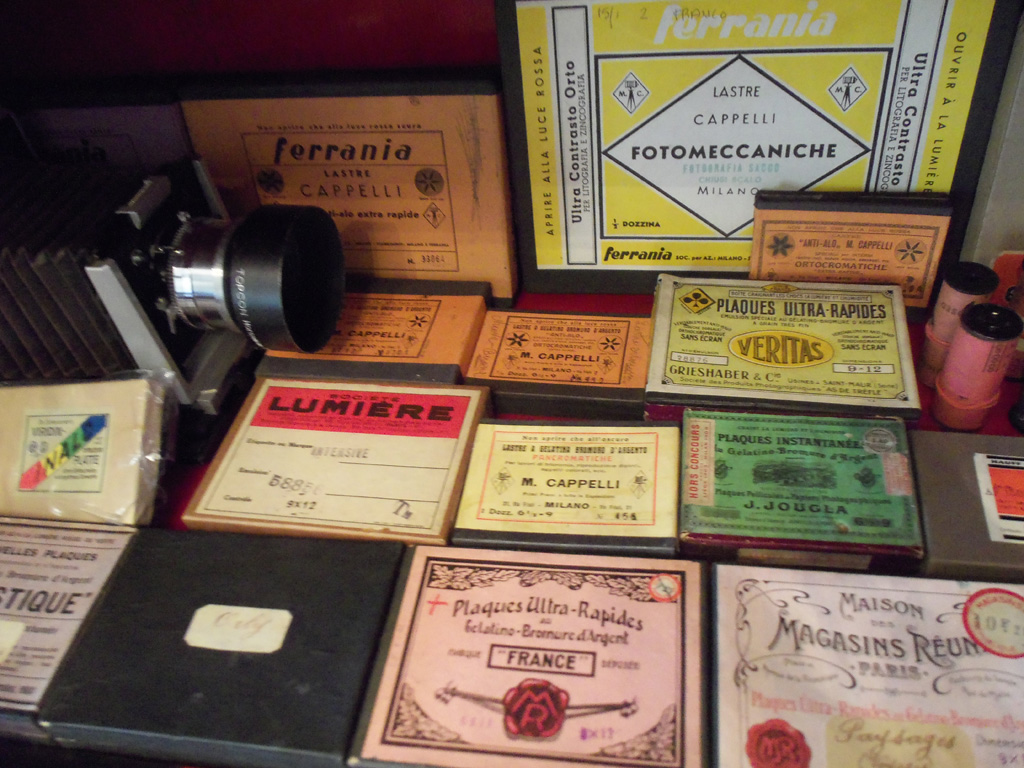 Several glass plates boxes